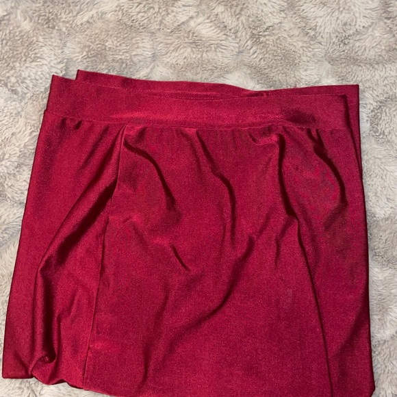 Beautiful Burgundy skirt stretch material - Picture 2 of 2